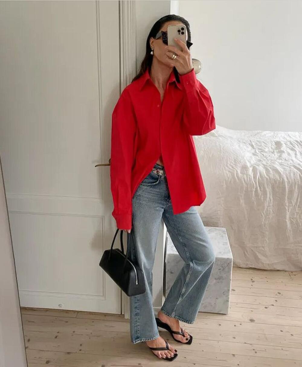 Jarka crvena odeća je dovoljna da jednim komadom ostavi utisak