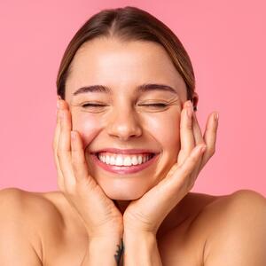 Podmlađuje i čisti lice: Korak u nezi kože koji često zaboravljamo (a može da bude i skoro besplatan)