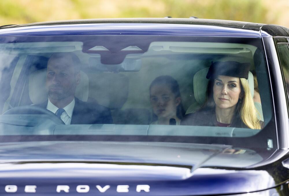 Princ Vilijam i Kejt Midlton u automobilu s decom