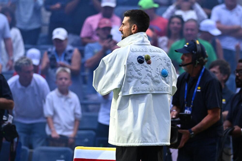 Novak Đoković u beloj Lacoste jakni u prvom kolu US Opena 2025.
