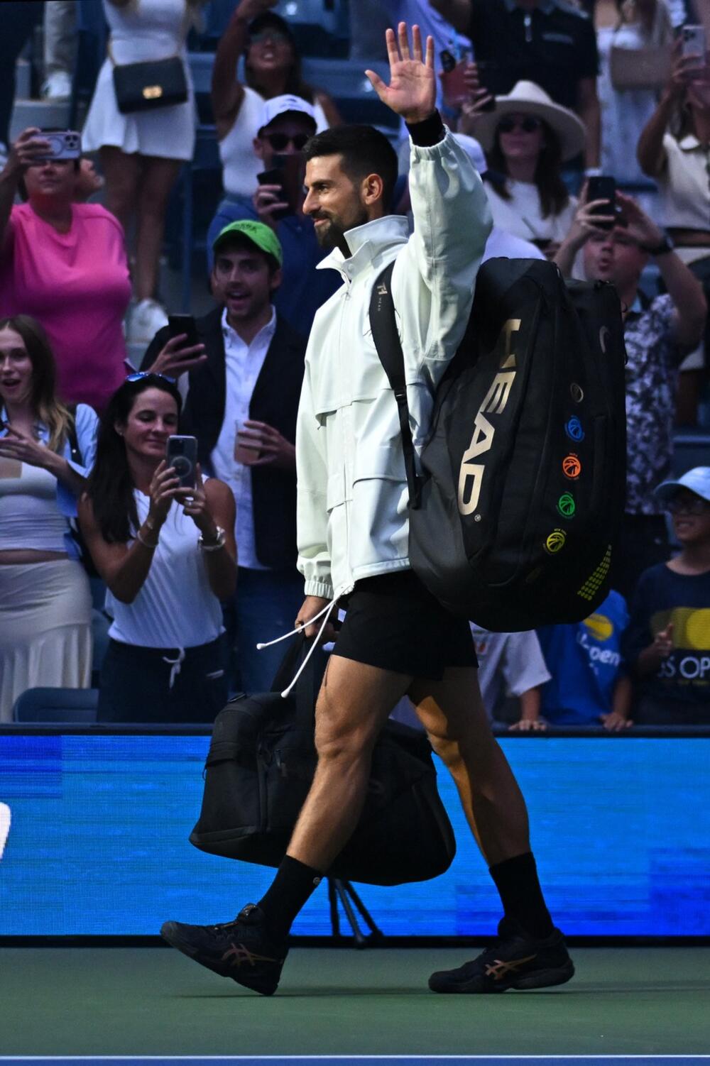 Novak Đoković u beloj Lacoste jakni u prvom kolu US Opena 2025.