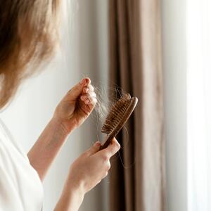Koje hormone proveriti zbog opadanja kose? Najčešće brinemo bez razloga, ali ponekad iza svega stoje ozbiljna stanja
