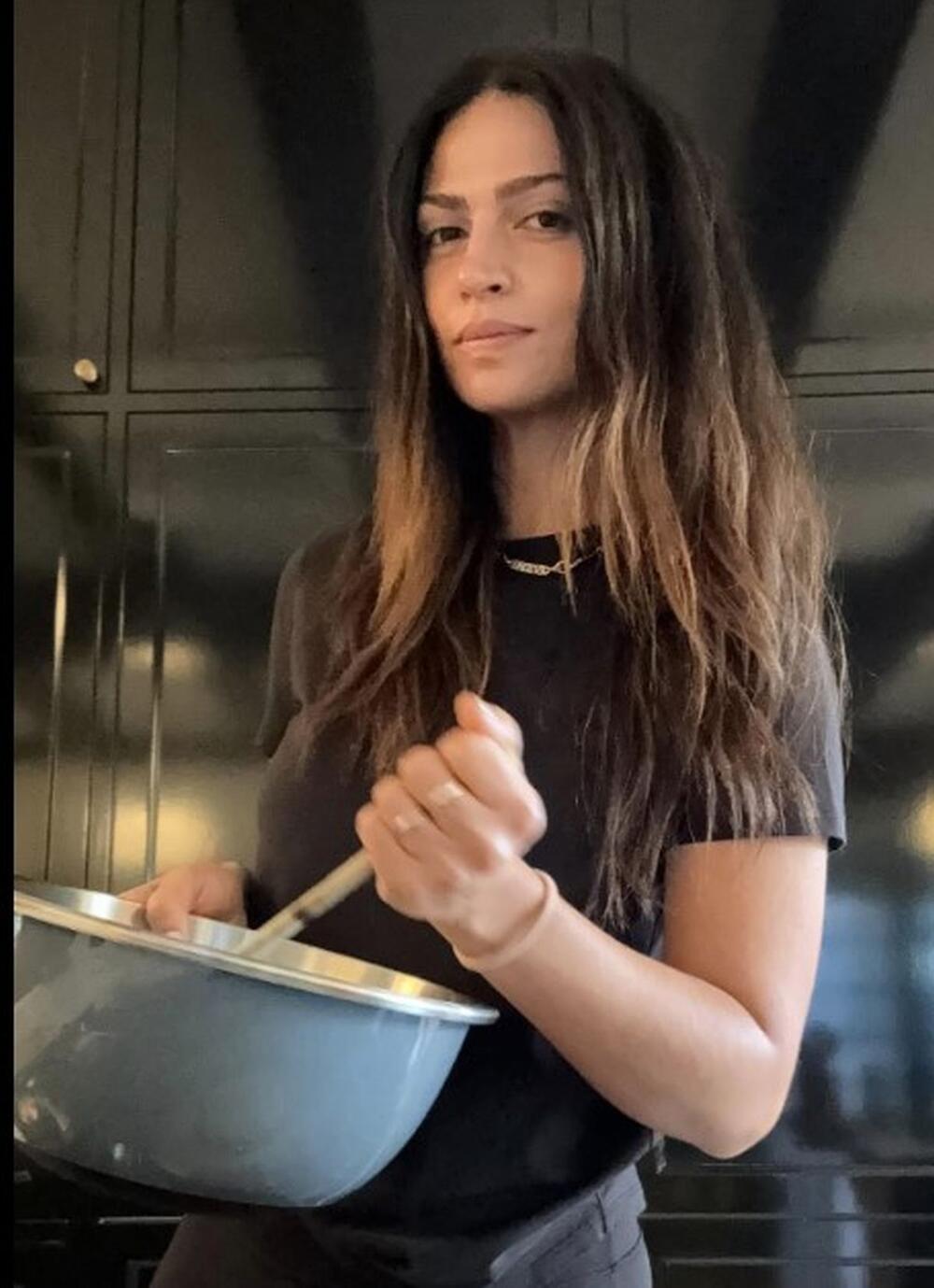 Crna kuhinja Kamile Alveš i Metjua Mekonahija