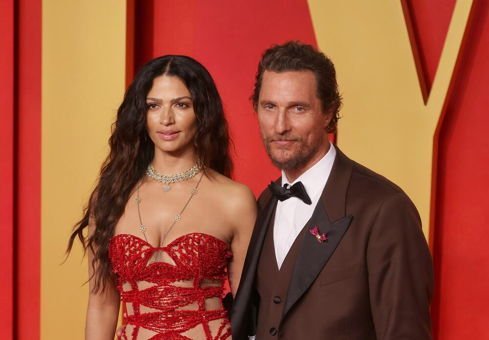 Metju Mekonahi i Kamila Alveš na žurki magazina Vanity Fair posle dodele Oskara 2024.