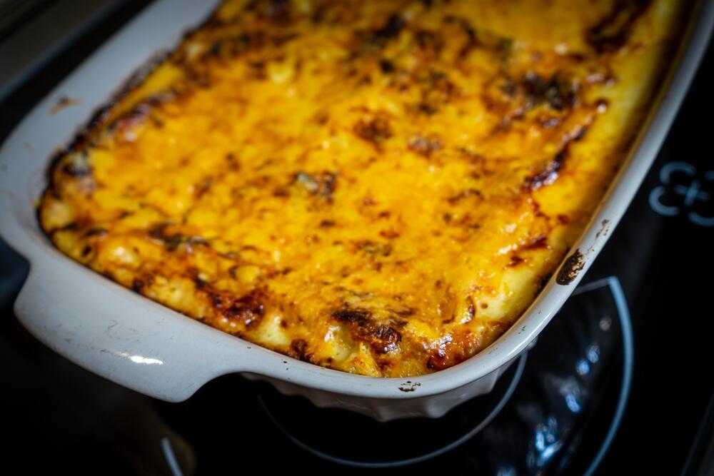 Kapama zapečena s prelivom od jaja, kisele pavlake i jogurta