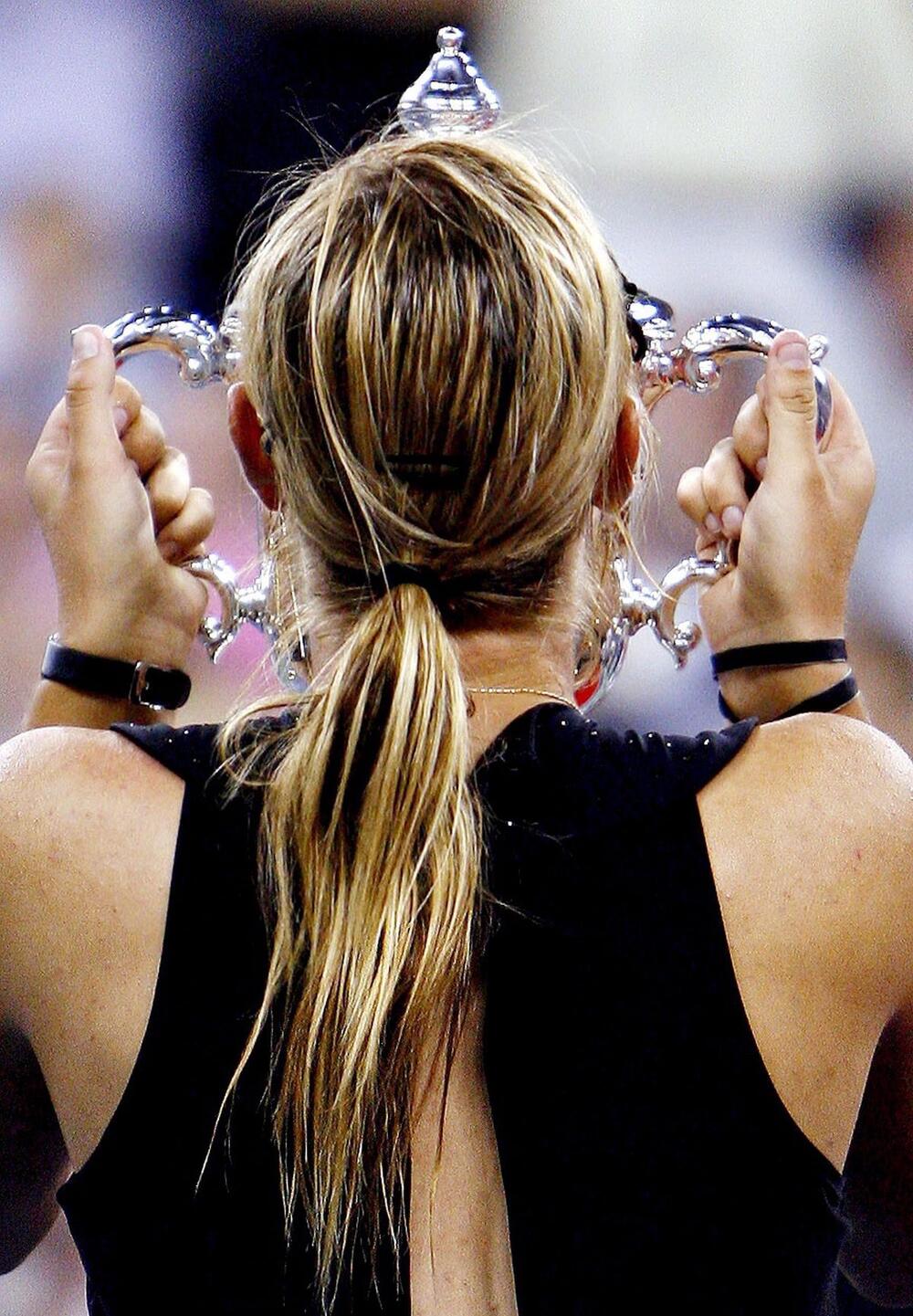 Marija Šarapova posle osvajanja US Opena 2006. godine, u čuvenoj crnoj teniskoj mini-haljini Martina Lotija