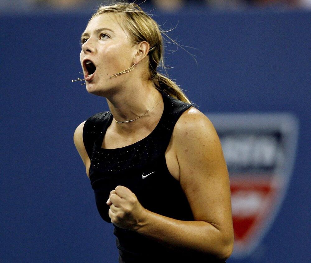 Marija Šarapova posle osvajanja US Opena 2006. godine, u čuvenoj crnoj teniskoj mini-haljini Martina Lotija