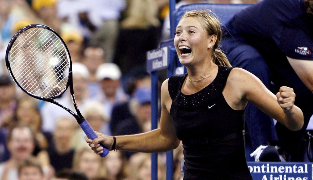 Marija Šarapova posle osvajanja US Opena 2006. godine, u čuvenoj crnoj teniskoj mini-haljini Martina Lotija