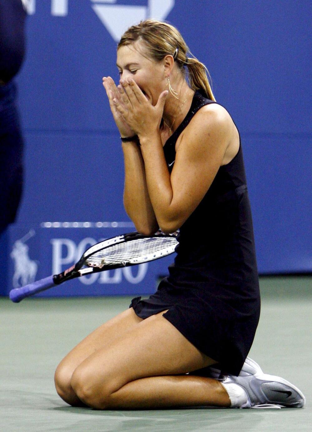 Marija Šarapova posle osvajanja US Opena 2006. godine, u čuvenoj crnoj teniskoj mini-haljini Martina Lotija