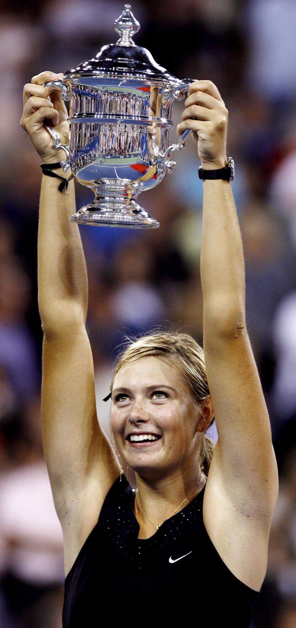 Marija Šarapova posle osvajanja US Opena 2006. godine, u čuvenoj crnoj teniskoj mini-haljini Martina Lotija