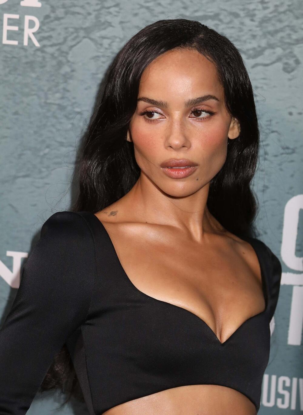 Zoe Kravic na njujorškoj premijeri filma "Caught Stealing" u Saint Laurent kompletu iz 1990.