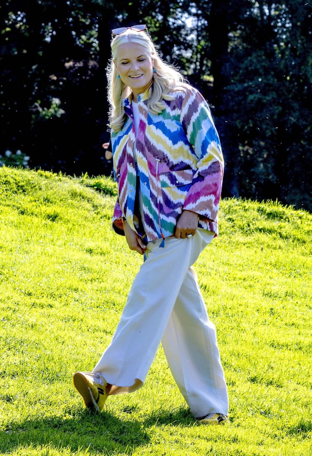 Raznobojna jakna princeze Mete-Marit od Norveške i trendi žute patike