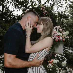 Romantična, ženstvena i – sada čuvena: Haljina u kojoj se verila Tejlor Svift rasprodata za 20 minuta