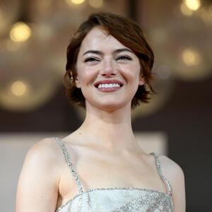 Kopirala stajling oskarovke iz 1996. godine i – nadmašila je! Ema Stoun u zelenom kompletu protresla Njujork do temelja