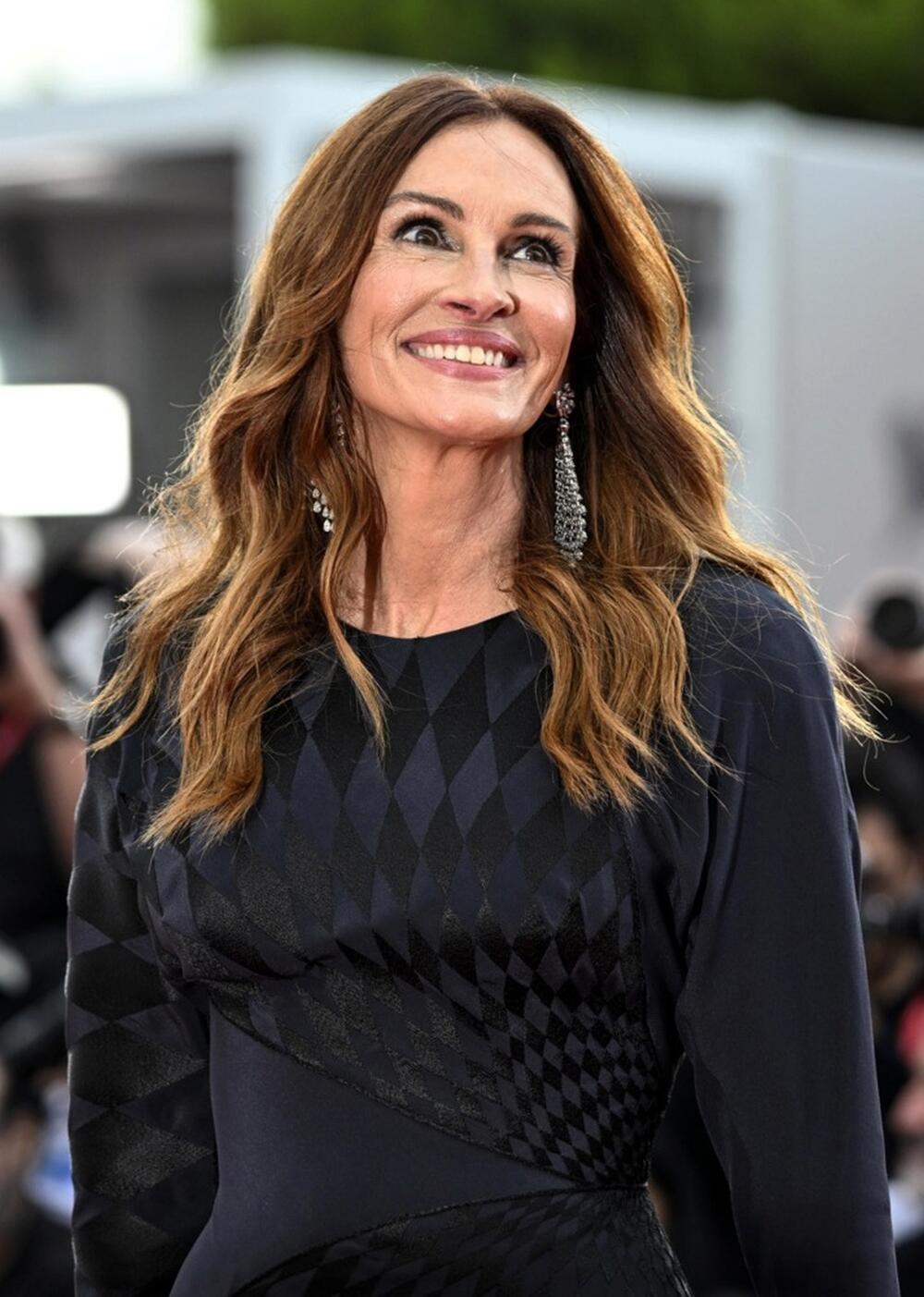 <p>Glumica je crveni tepih u Veneciji pretvorila u modnu bajku </p>