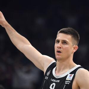 Vanja Marinković godinama voli jednu Ninu: Kako izgleda lepa supruga našeg mladog, a veoma uspešnog košarkaša?