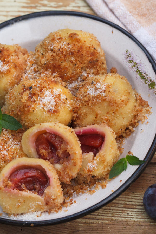 Recept baka Dušice za domaće knedle sa šljivama bez krompira: Tajna testa mekanog kao puter koje se topi u ustima