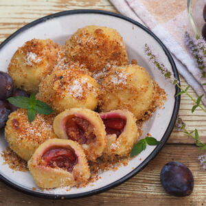 Oduvali smo prašinu sa starog kuvara i pronašli pravi recept za gomboce sa šljivama: Bakin trik da vam uspeju iz prve