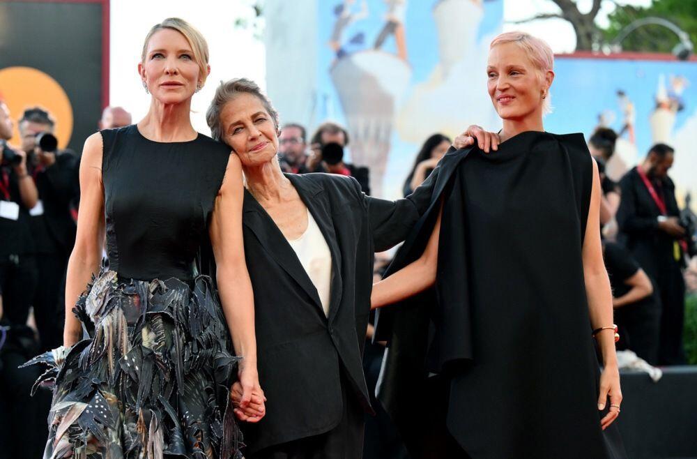 <p>Venecijanski filmski festival oduvek je bio mnogo više od filmske smotre – on je i modna pista na kojoj najveće zvezde sveta prikazuju svoj lični stil, postavljaju trendove i šalju modne poruke koje se pamte.</p>