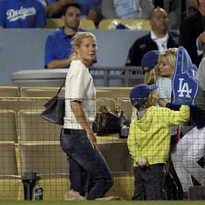 Kako danas izgledaju deca Gvinet Paltrou i Krisa Martina? Za ćerku kažu da je majčina, a sin očeva kopija