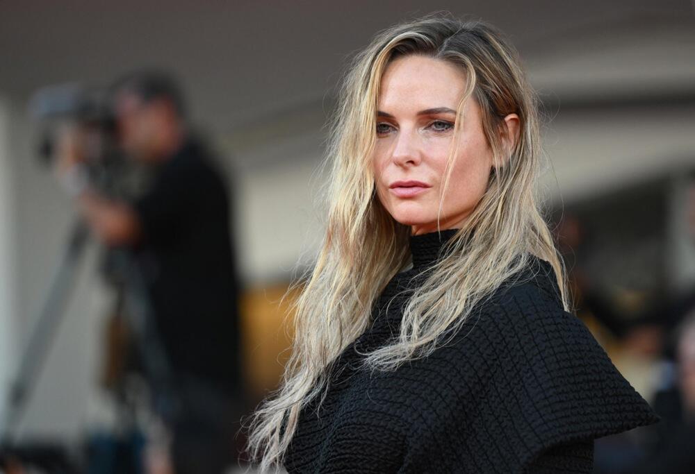 Rebeka Ferguson na premijeri filma "Kuća dinamita" na 82. Filmskom festivalu u Veneciji, u haljini Lyra Tonija Matičevskog