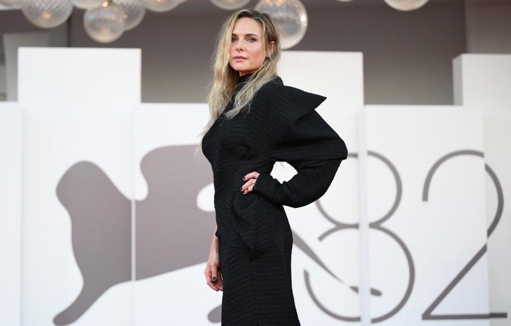 Rebeka Ferguson na premijeri filma "Kuća dinamita" na 82. Filmskom festivalu u Veneciji, u haljini Lyra Tonija Matičevskog