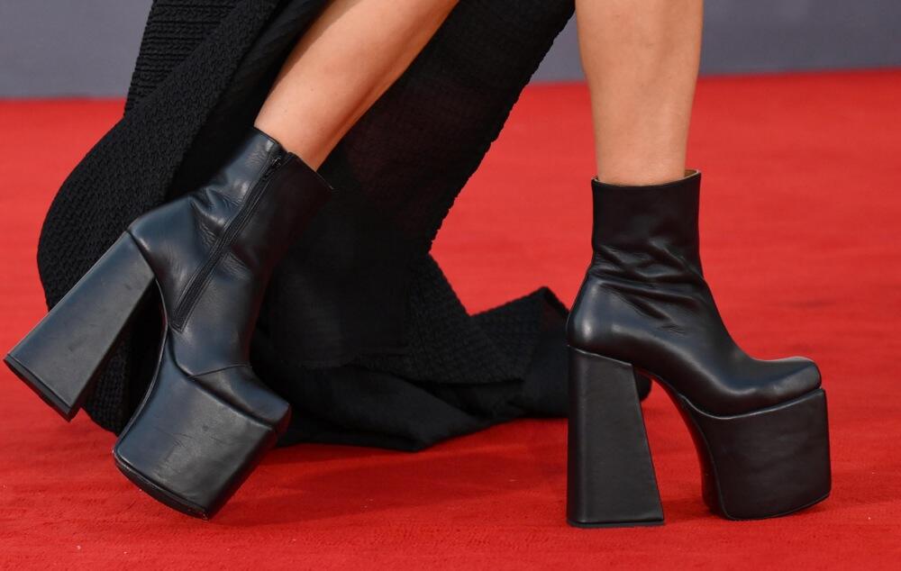 Rebeka Ferguson na premijeri filma "Kuća dinamita" na 82. Filmskom festivalu u Veneciji, u haljini Lyra Tonija Matičevskog