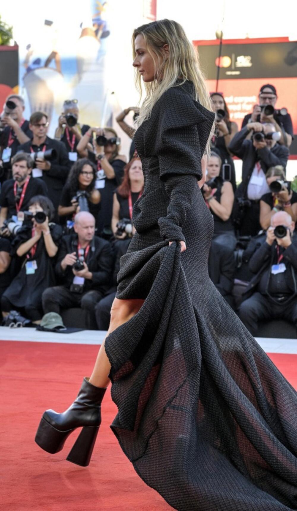 Rebeka Ferguson na premijeri filma 'Kuća dinamita' na 82. Filmskom festivalu u Veneciji, u haljini Lyra Tonija Matičevskog