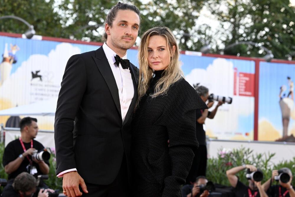 Rebeka Ferguson na premijeri filma "Kuća dinamita" na 82. Filmskom festivalu u Veneciji, u haljini Lyra Tonija Matičevskog