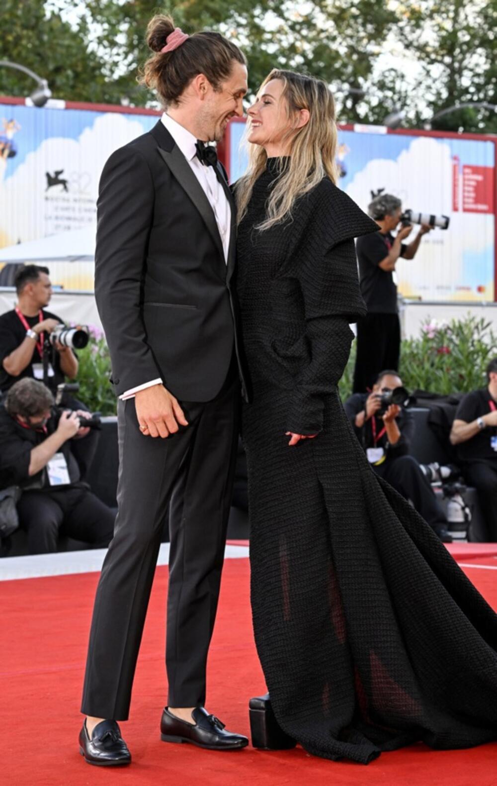 Rebeka Ferguson na premijeri filma "Kuća dinamita" na 82. Filmskom festivalu u Veneciji, u haljini Lyra Tonija Matičevskog