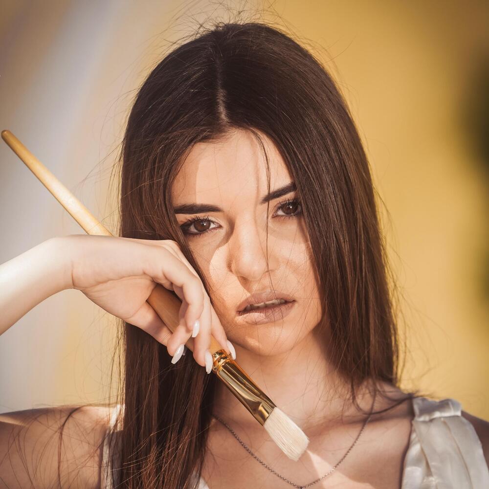 <p>Talentovana mlada nada srpske pop scene Doroteja Egarić - Dora predstavila je svoj prvi singl „Pored tebe“, emotivnu pop baladu koja nosi snažnu poruku o slobodi, ljubavi i unutrašnjem miru.<br />
 </p>