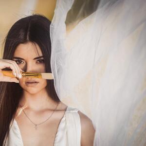 PRIČA O LJUBAVI KOJA OSLOBAĐA - Dora - "Pored Tebe"