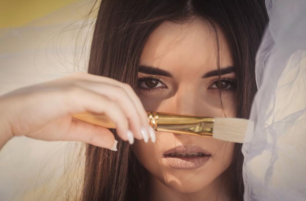 <p>Talentovana mlada nada srpske pop scene Doroteja Egarić - Dora predstavila je svoj prvi singl „Pored tebe“, emotivnu pop baladu koja nosi snažnu poruku o slobodi, ljubavi i unutrašnjem miru.<br />
 </p>