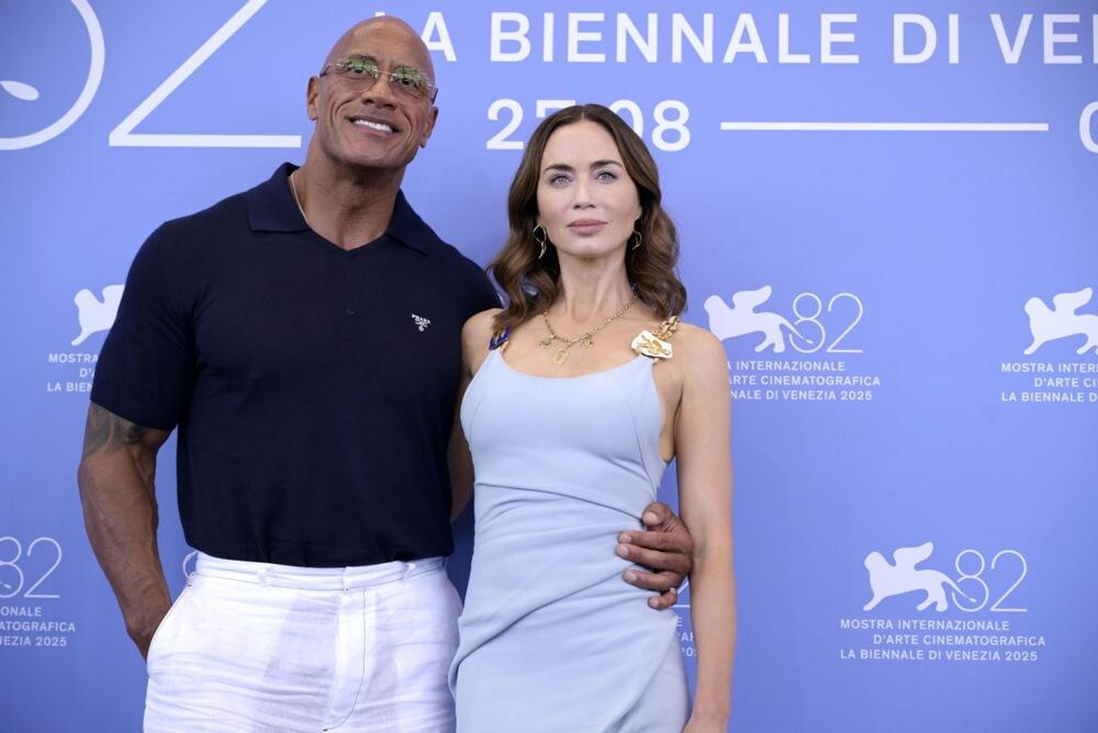 Svetloplava Schiaparelli haljina Emili Blant u Veneciji