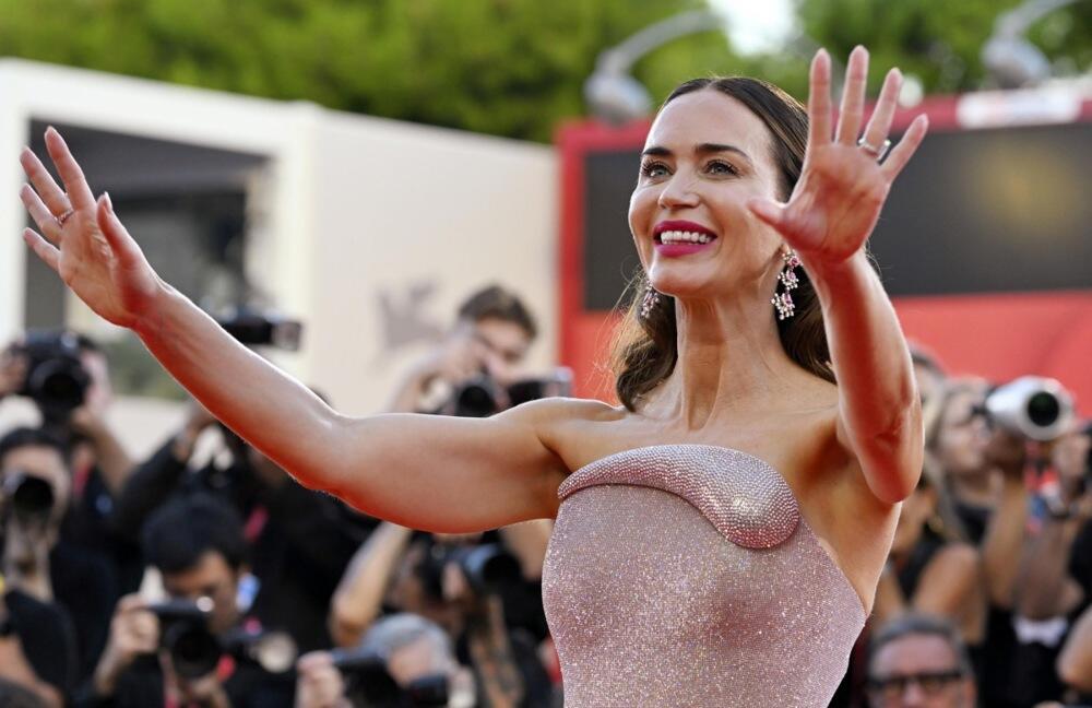 Emili Blant u Veneciji u svetlucavoj haljini modne kuće Tamara Ralph