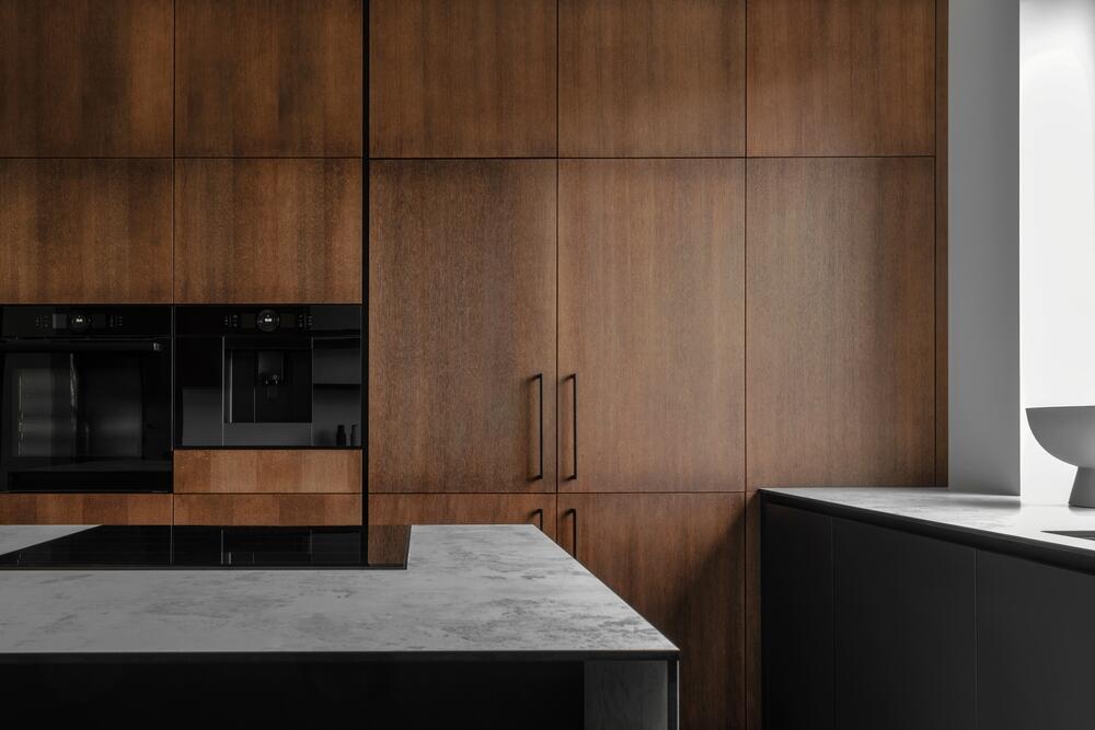 Minimalizam uz jednostavne kuhinjske elemente boje drveta