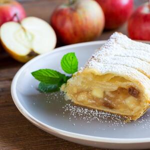 Cela kuća će mirisati na detinjstvo: Recept za starinsku štrudlu sa jabukama, spolja hrskava unutra meka kao duša