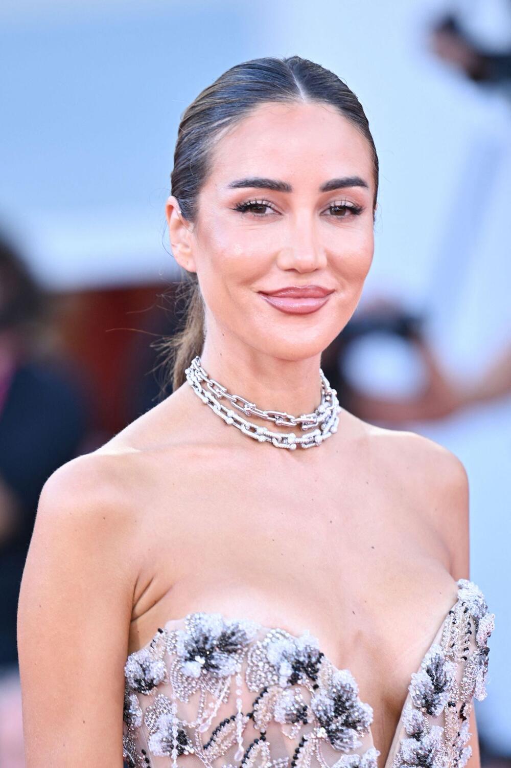 <p>Kreatorka je zablistala u toaleti koja prati liniju tela i ističe dekolte u obliku srca</p>