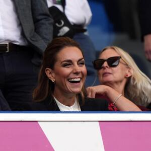 Klasična, ali nimalo dosadna: Košulja kakvu je juče nosila Kejt Midlton mora da se nađe u ormanu svake žene