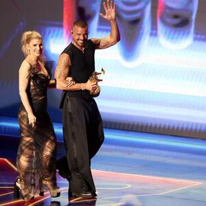 Kad se pojavila na crvenom tepihu, svi su se pitali ko je ona: Slavna pevačica skoro neprepoznatljiva, fanovi su u šoku