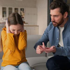 Zašto vas dete ne sluša? Psihološkinja otkriva 5 fraza koje roditelji često koriste, a koje su samo kontraproduktivne