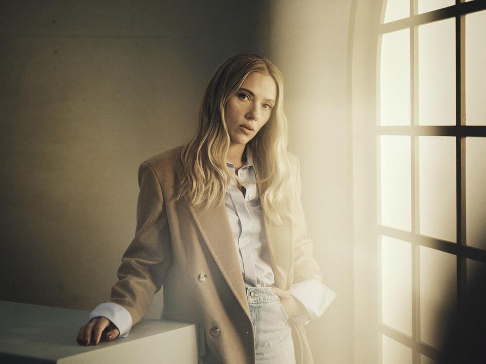 Skarlet Johanson ponela je farmerke u vrlo šik kombinaciji u Torontu