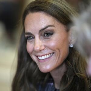 Savršena jesenja haljina postoji i juče ju je nosila Kejt Midlton! Dezen, kroj, detalji – sve je kao iz udžbenika