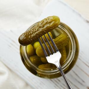 Kiseli krastavci bez konzervansa i bilo kog veštačkog dodatka: Nekoliko minuta posla, a mnogo meseci uživanja i zdravlja