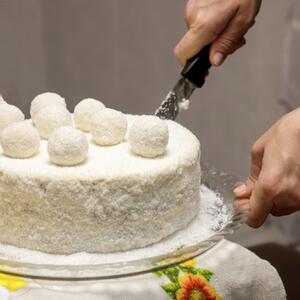 Rafaelo torta bez pečenja gotova za 15 minuta: Brzinski dezert zbog kojeg će vam komšinice zavideti