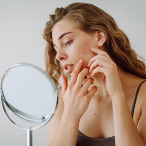 Kako ubrzati izbijanje potkožne bubuljice? Ove trikove ćete se osloboditi bola brže, a važno je da ne radite jednu stvar