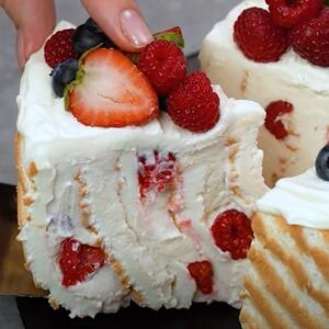 Recept za najbržu voćnu tortu koju ste probali: Kremasta poslastica koja osvežava, a priprema se na neuobičajen način