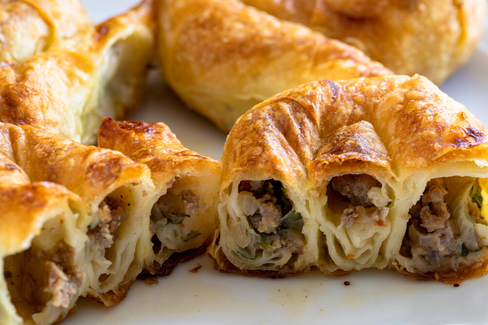 Saray böreği, tj. dvorski burek, popularan na dvoru Sulejmana Veličanstvenog, imao je mnogo verzija, a ona s mesom i cimetom je posebno popularna