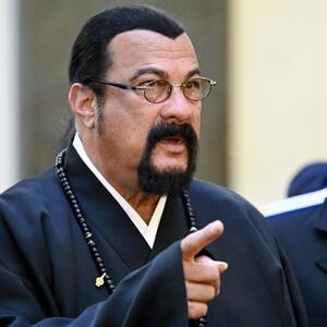 Ko je četvrta supruga Stivena Sigala? U braku su 16 godina, a njihova ljubavna priča počela je u Mongoliji – filmski