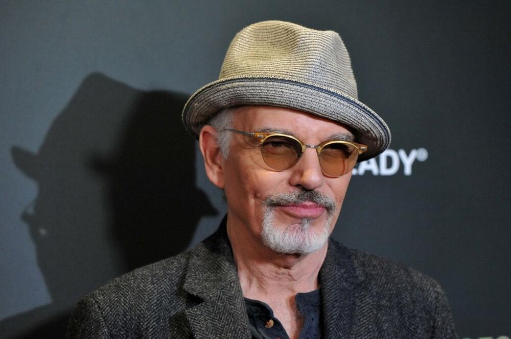 Bili Bob Tornton je od 2014, godine u braku sa Koni England